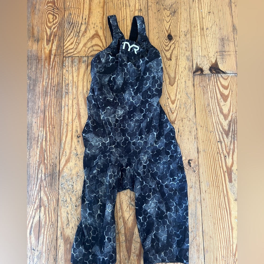 TYR Avictor closed back